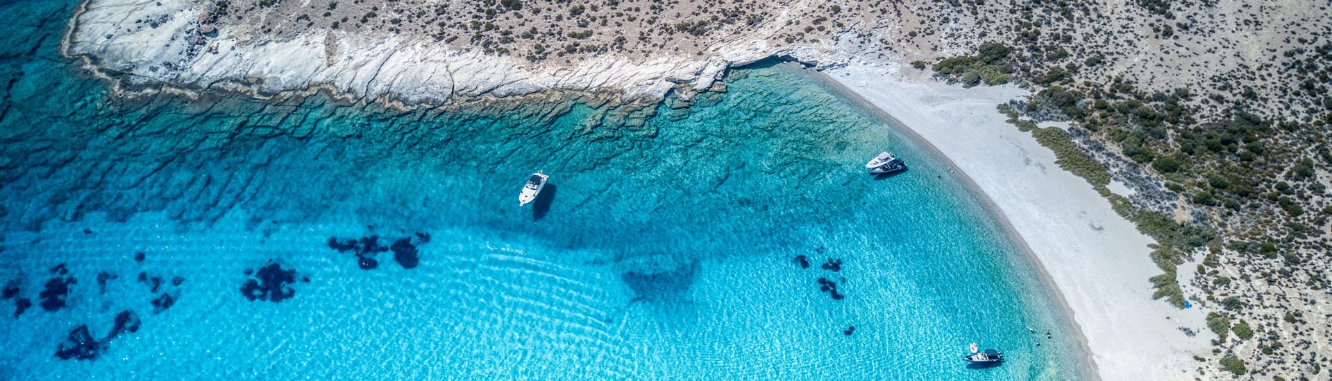 Vista sull'isola di Polyaigos, una destinazione che si può visitare durante una gita in barca in Grecia.