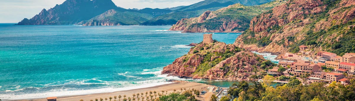 boat-trips-porto-corsica_SEM-Resort-Hero Vue du village de Porto en Corse, d'où partent de nombreuses balades en bateau le long de la côte.
