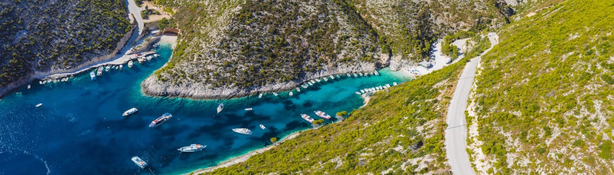 boat-trips-porto-vromi1_SEM-Resort-Hero Schönes Bild von Porto Vromi, einem Fischerort auf Zakynthos, einem beliebten Ziel für Bootsfahrten.