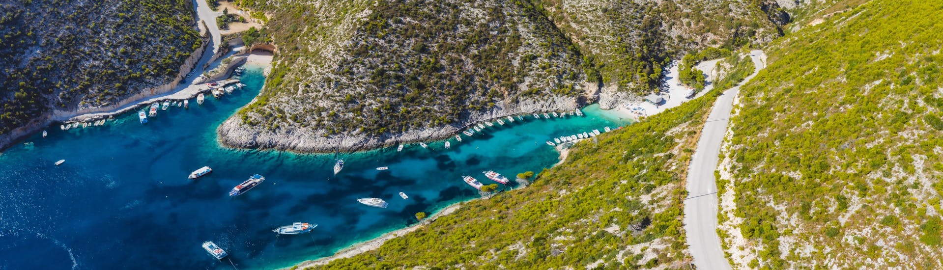 Schönes Bild von Porto Vromi, einem Fischerort auf Zakynthos, einem beliebten Ziel für Bootsfahrten. 