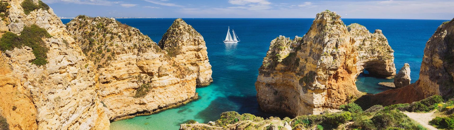 Ausblick auf die Küste Portugals, die man mit einer Bootstour entdecken kann.