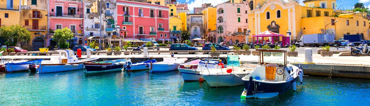 boat-trips-procida_SEM-Resort-Hero Bella vista delle barche ancorate a Procida dove i fornitori di barche offrono le loro gite.