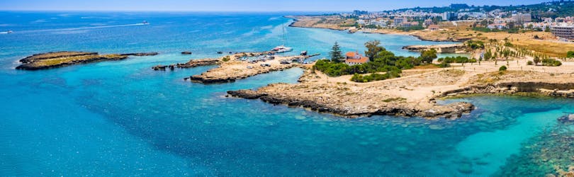 View over the beautiful coast of Protaras, that you can discover with a boat trip. 