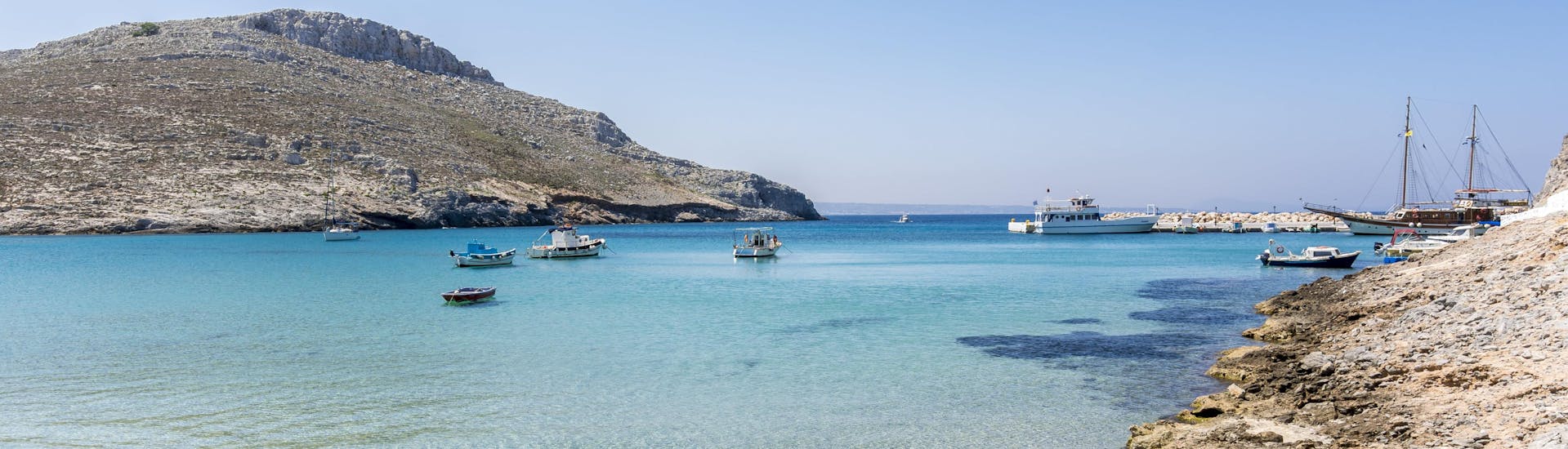 Vue sur une baie de l'île de Pserimos, accessible par une balade en bateau dans le Dodécanèse.