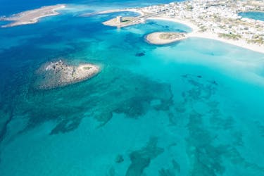 Veduta aerea di Porto Cesareo e dell'isola del cuore in Puglia, Italia.