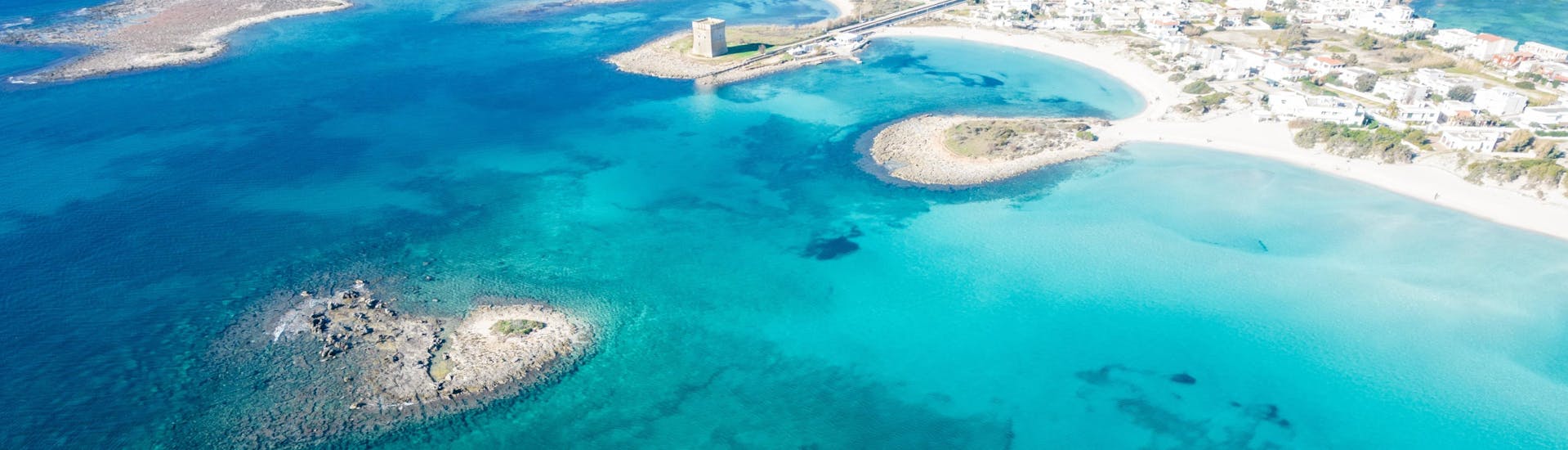 Luftaufnahme von Porto Cesareo und der Herzinsel in Apulien, Italien.