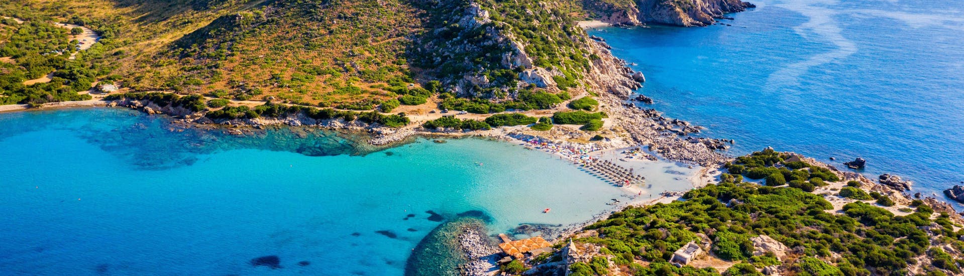 Blick auf Punta Molentis, Sardinien, ein beliebtes Ziel für Bootsfahrten.
