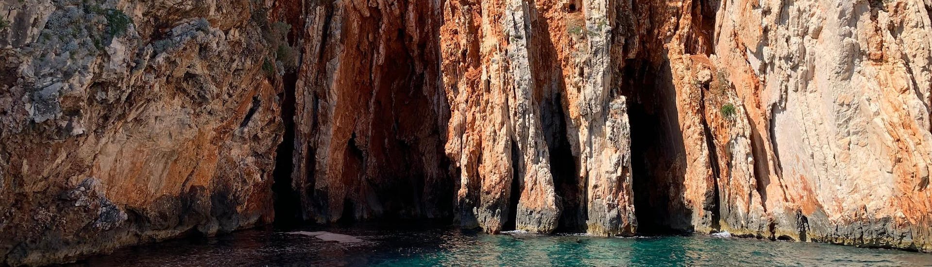 Blick auf die  Red Rocks, einer der schönsten Orte, die man während einer Bootstour nach Hvar besuchen kann.