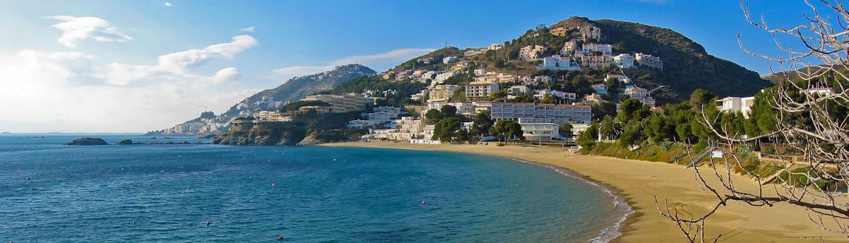 boat-trips-roses_SEM-Resort-Hero Picture of the coast of Roses, Costa Brava, a popular destination for boat trips.