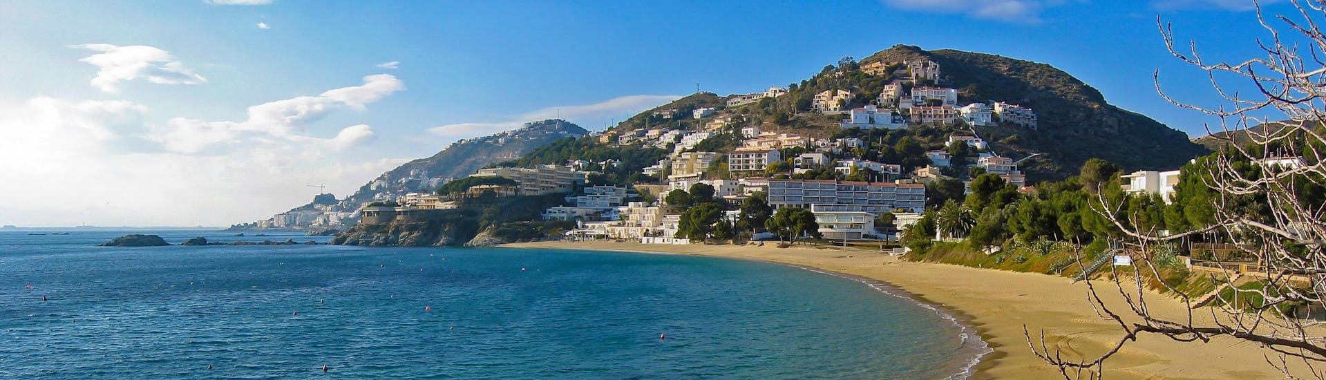 Bild der Küste von Roses, Costa Brava, einem beliebten Ziel für Bootsausflüge.