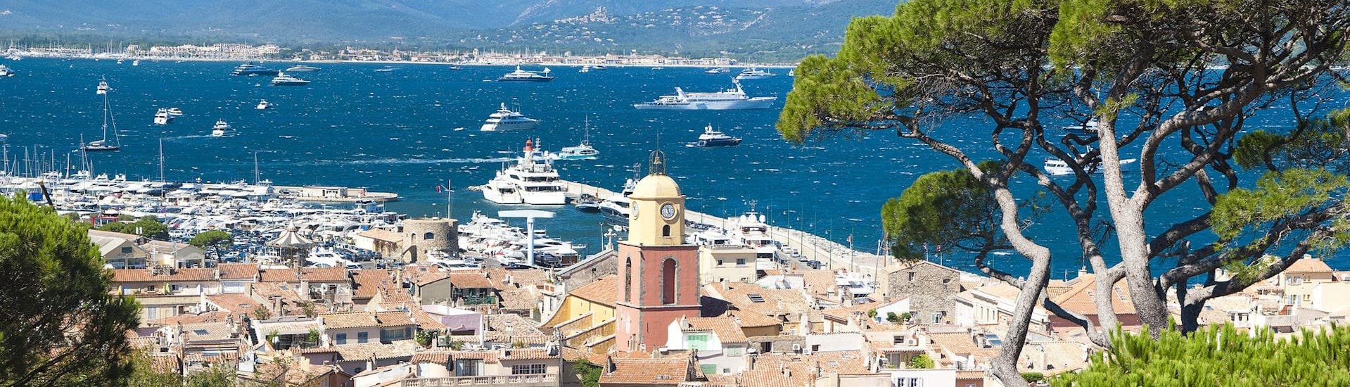Blick auf den Hafen von Saint-Tropez, der ein beliebter Ausgangspunkt für Bootstouren entlang der Côte d'Azur ist.