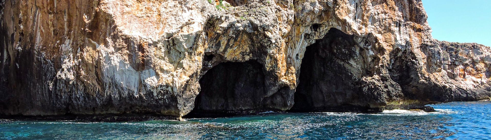 Blick auf die Grotte Tre Porte, die man von Santa Maria di Leuca aus mit einem Boot erreichen kann.