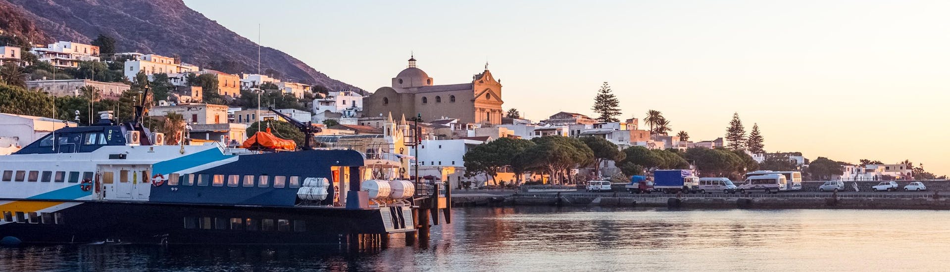 Vista sobre el puerto de Santa Marina Salina, accesible con un paseo en barco.