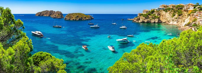 Vue sur la côte de Santa Ponsa et les îles Malgrats, que vous pouvez découvrir lors d'une balade en bateau.