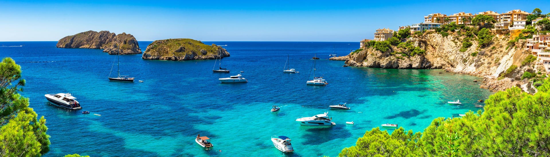 Vista sulla costa di Santa Ponsa e sulle isole Malgrats, che si possono scoprire con una gita in barca.