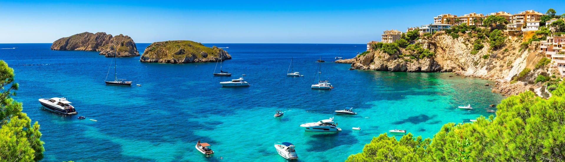 Vista de la costa de Santa Ponsa y las Islas Malgrats, que puede descubrir con un paseo en barco.