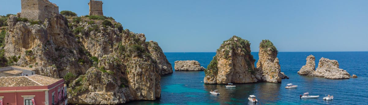 boat-trips-Scopello_SEM-Resort-Hero Ein wunderbarer Blick auf die Faraglioni von Scopello, ein beliebtes Ziel für Bootstouren auf Sizilien.