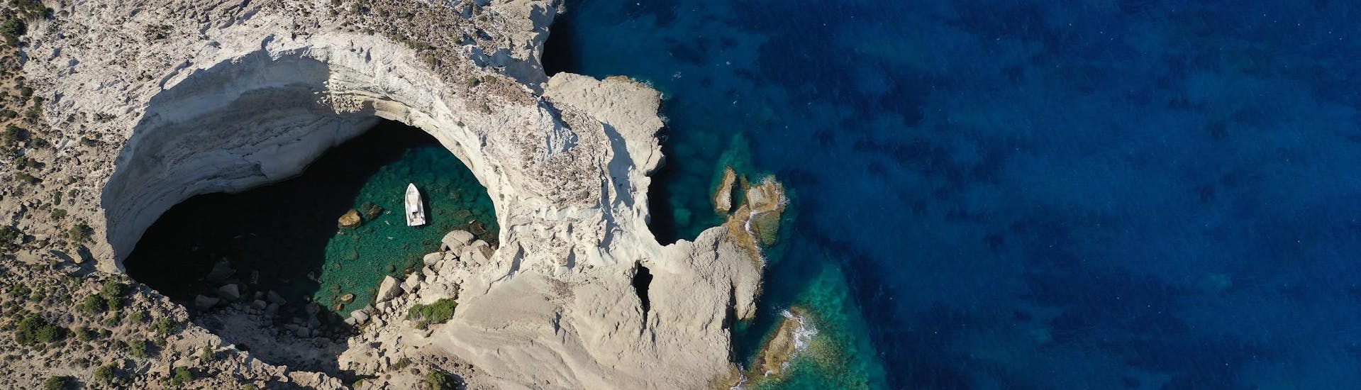 Vista aérea de las cuevas de Sikia, un lugar maravilloso que puede visitar durante un paseo en barco por Milos.
