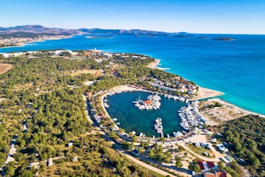 Vista aérea de Solaris, punto de partida de paseos en barco en Dalmacia.