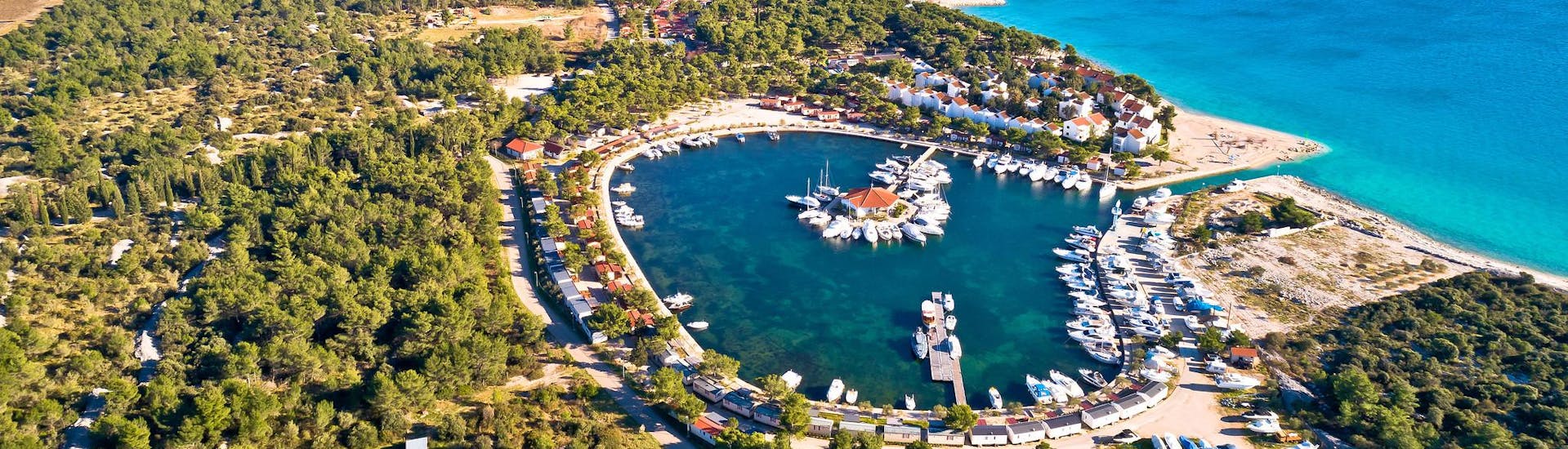 Luchtfoto van Solaris, een vertrekpunt voor boottochten in Dalmatië.