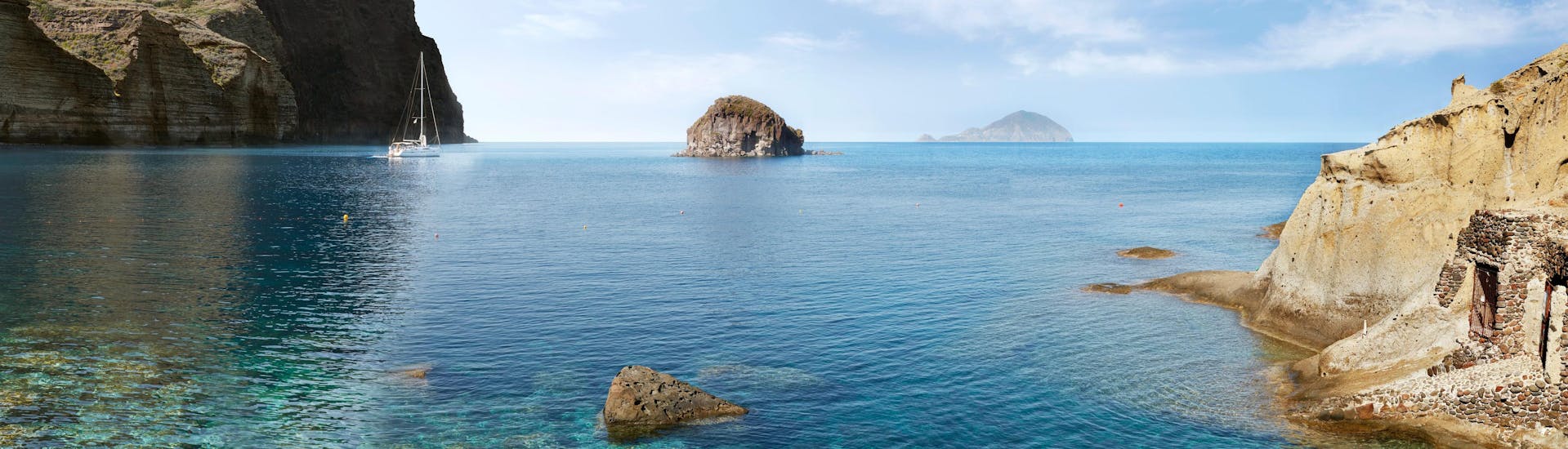 Vista sulla bellissima spiaggia di Pollara, che si può visitare durante una gita in barca all'Isola di Salina.