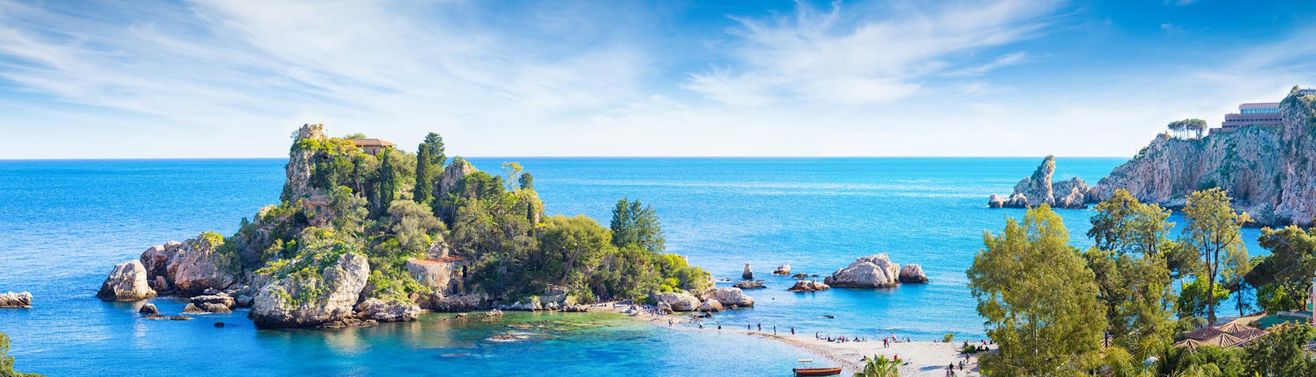 Panoramablick auf die Isola Bella, eine kleine Insel in der Nähe von Taormina, Sizilien, Italien.