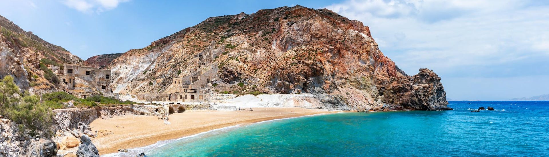 Der abgelegene Strand von Thiorichia auf der Insel Milos, den Sie mit einer Bootstour besuchen können.