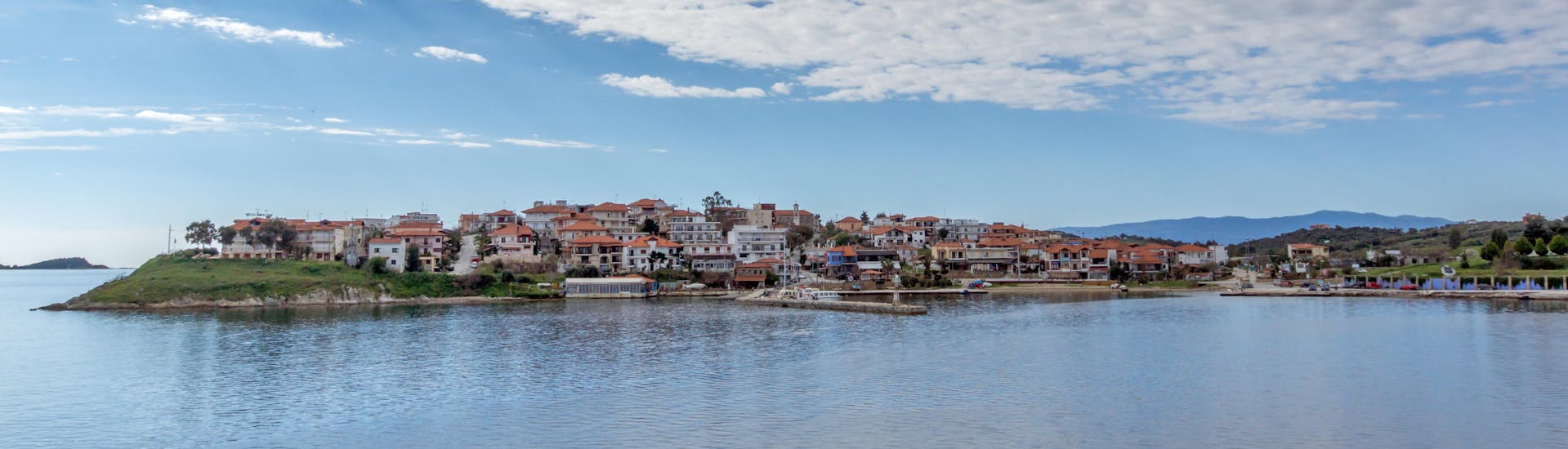 Vista della costa e del villaggio durante una gita in barca all'isola di Ammouliani.