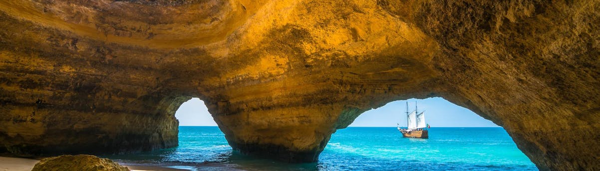 Bootstouren zur Benagil Höhle SEM Hero Menschen besuchen die Benagil Höhle während einer Bootstour