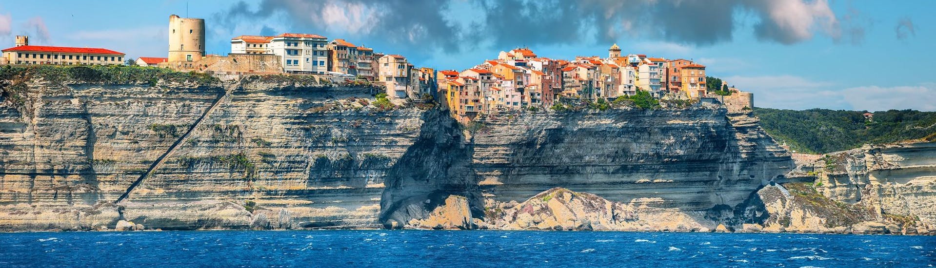 Küste und Dorf Bonifacio über der Klippe während einer Bootsfahrt nach Bonifacio.