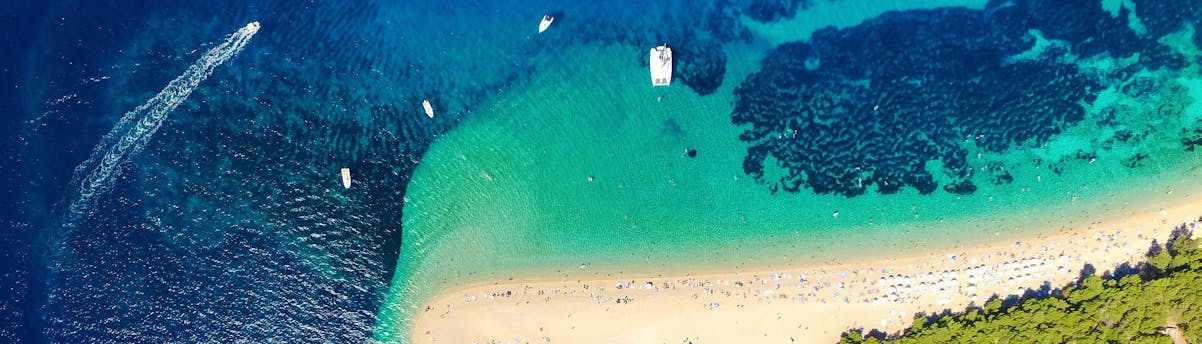 Boat Trips to Bràc SEM Hero Several boats near the coast during a boat trip to Bràc.