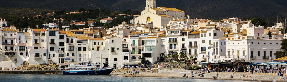 Balades en bateau à Cadaqués SEM Hero Vue de la côte lors d'une excursion en bateau à Cadaqués.