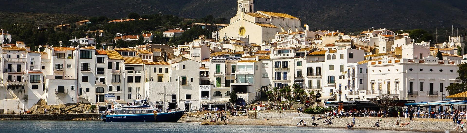 Blick auf die Küste während einer Bootsfahrt nach Cadaqués.