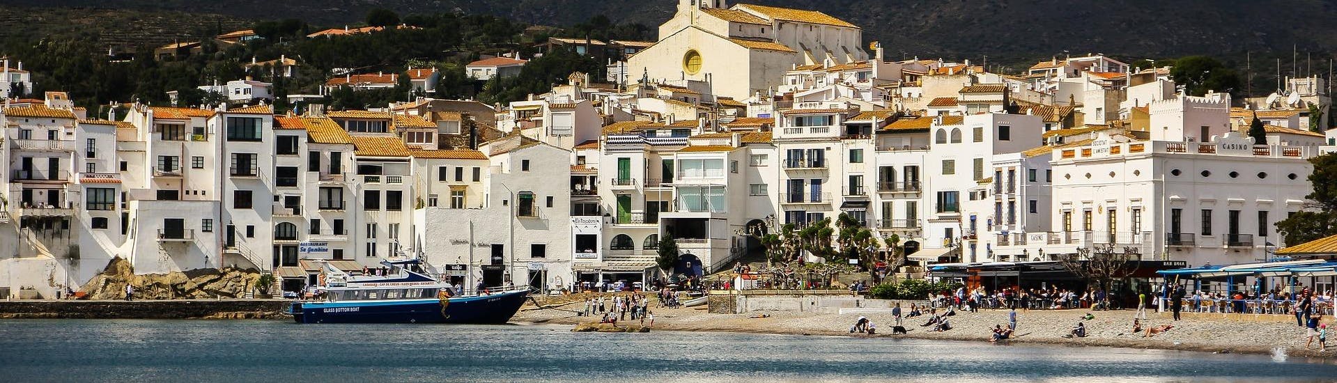 Blick auf die Küste während einer Bootsfahrt nach Cadaqués.