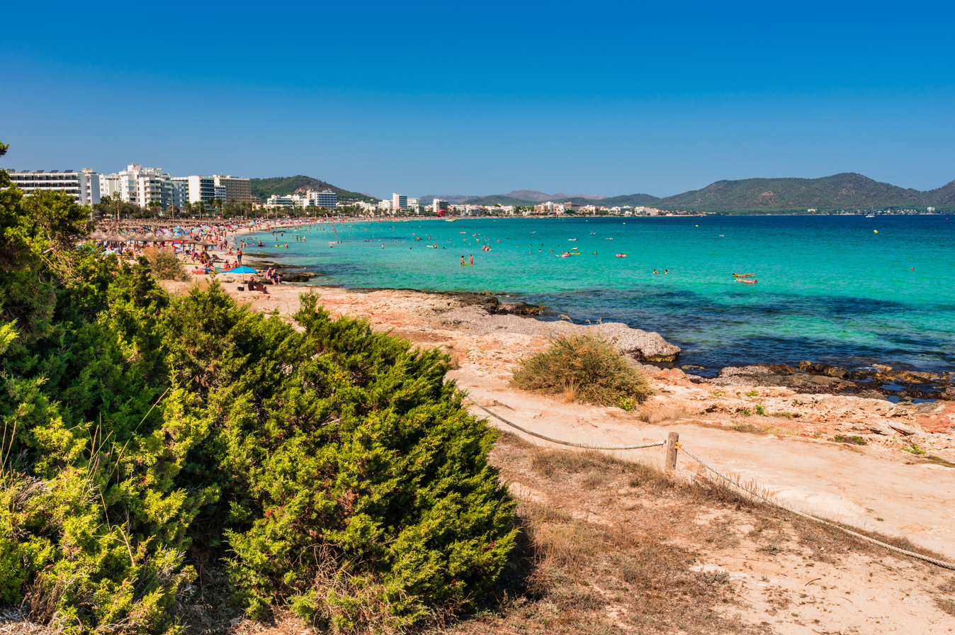 Vista di Cala Millor dal mare, Maiorca, Spagna.