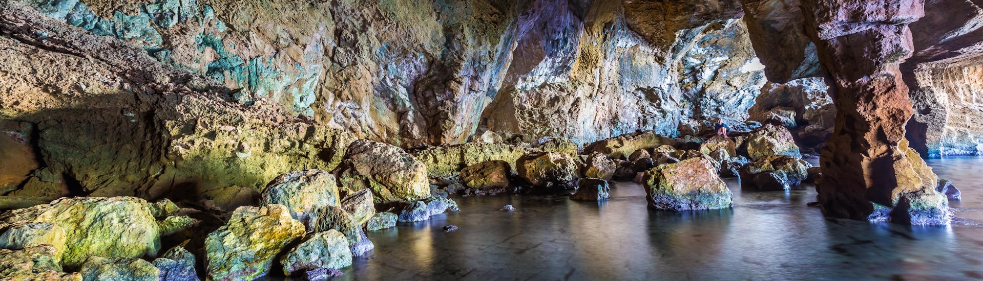 Blick in das Innere der Höhle während einer Bootsfahrt zur Cova Tallada.