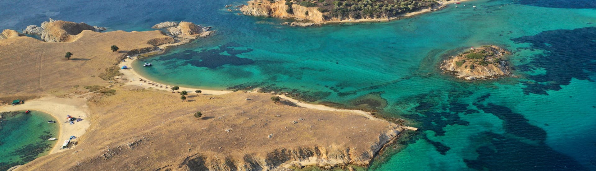 Luchtfoto van de kust en de eilanden tijdens een boottocht naar het eiland Drenia.