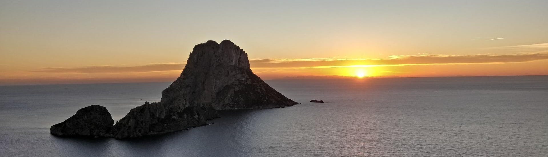 Vue des deux îles au coucher du soleil lors d'une excursion en bateau à Es Vedrà.