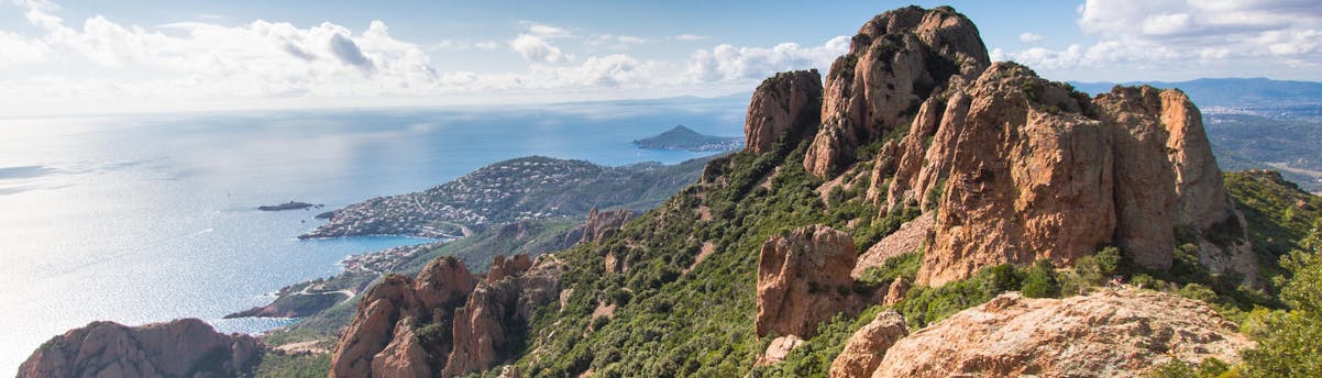 Paseos en barco al macizo de Esterel SEM Hero Vista aérea del macizo durante un paseo en barco al macizo del Esterel.