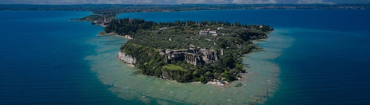Paseos en barco a Grotte di Catullo SEM Hero Vista de la península durante una excursión en barco a las Grutas de Catulo.