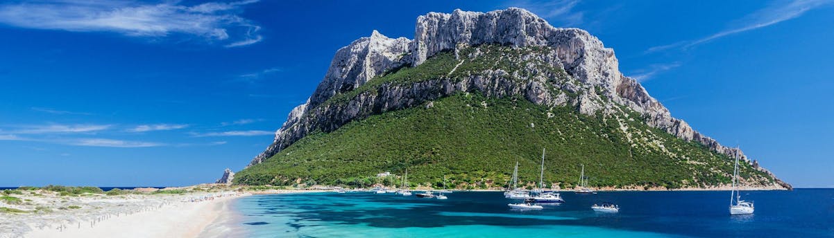 Gite in barca al Golfo di Olbia SEM Hero Alcune barche vicino alla costa durante la gita in barca al Golfo di Olbia.