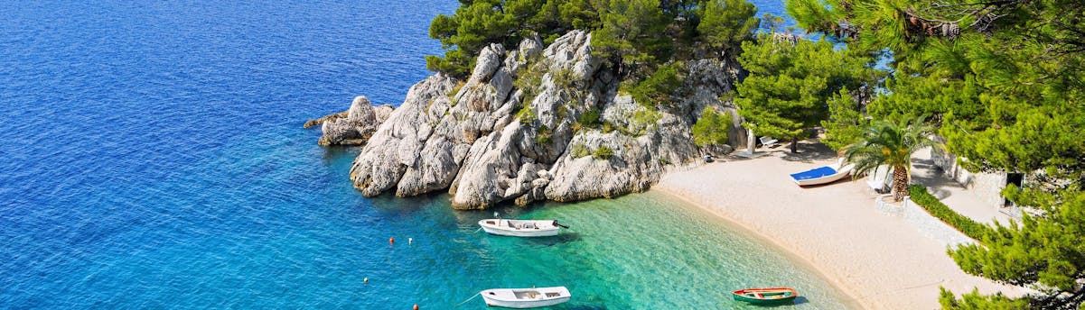 Balades en bateau sur des plages SEM Hero Plusieurs bateaux se sont arrêtés sur une plage lors d'une balade en bateau.