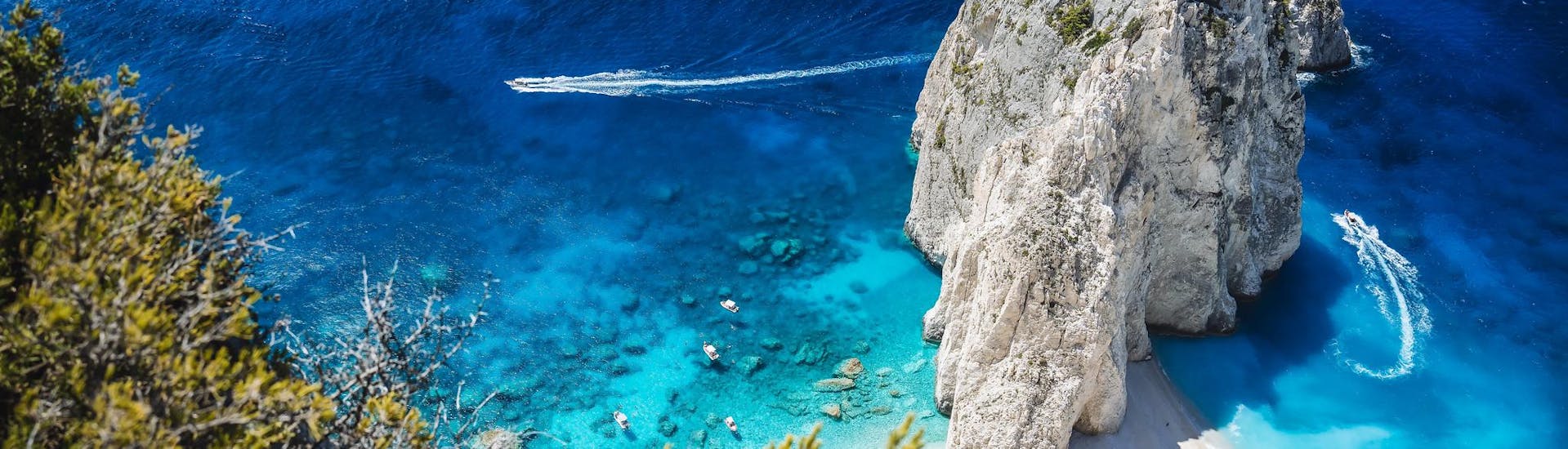Boottochten naar Keri Caves SEM Hero Meerdere boten langs de kust tijdens een boottocht naar Keri Caves.
