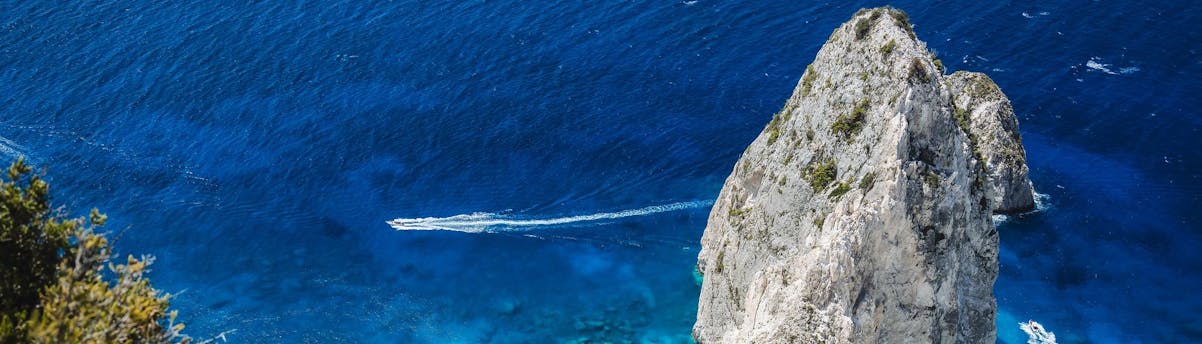 Bootsverleih zu den Keri-Höhlen SEM Hero Boote in Küstennähe während eines Bootsverleihs zu den Keri-Höhlen.