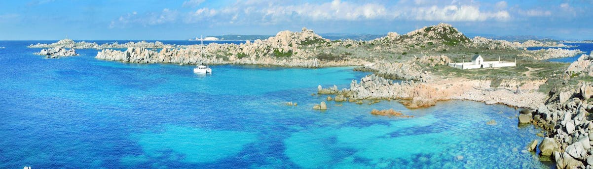 Boottochten naar Lavezzi Eilanden SEM Hero Meerdere boten langs de kust tijdens een boottocht naar Lavezzi Eilanden.