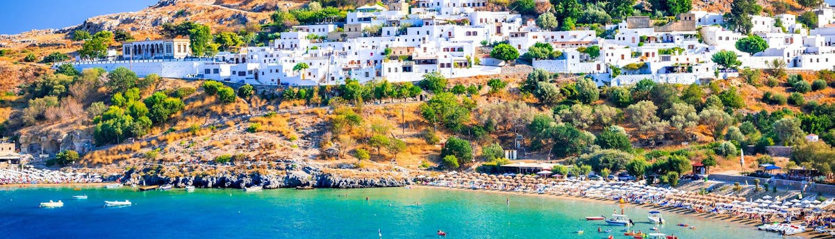 Boottochten naar Lindos SEM Hero Meerdere boten langs de kust tijdens een boottocht naar Lindos.