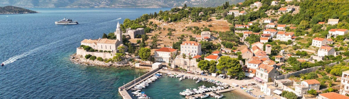 Boat Trips to Lopud Island SEM Hero Menschen, die sich während einer Bootsfahrt zur Lopud Island amüsieren.