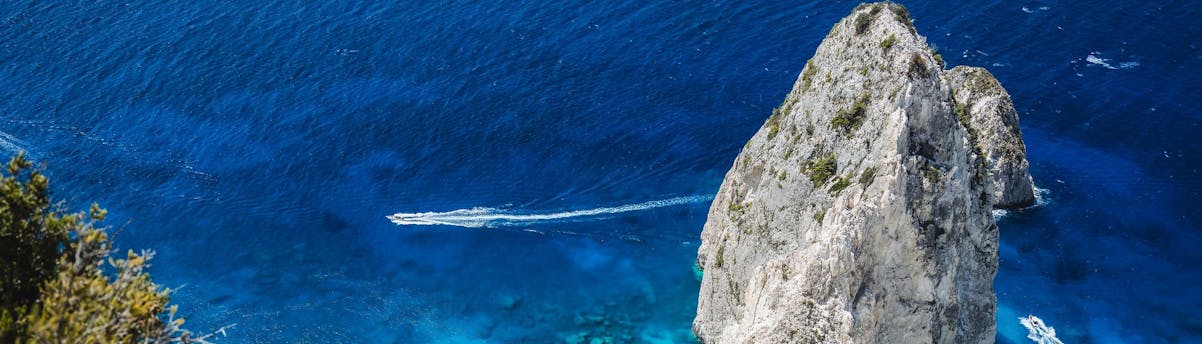 Bootstouren nach Mizithres SEM Hero Mehrere Boote in Küstennähe während einer Bootstour nach Mizithres.