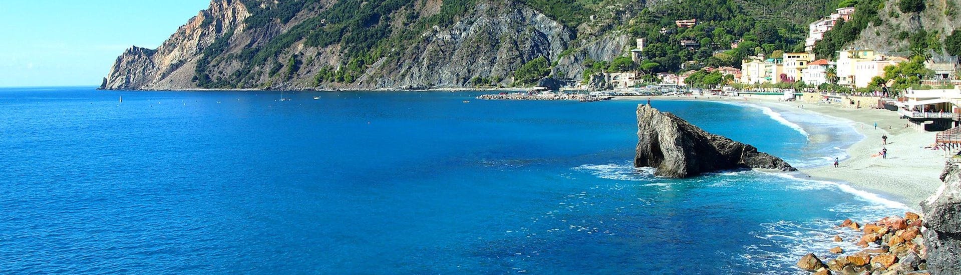 Vista de la costa durante un paseo en barco a Monterosso al Mare.