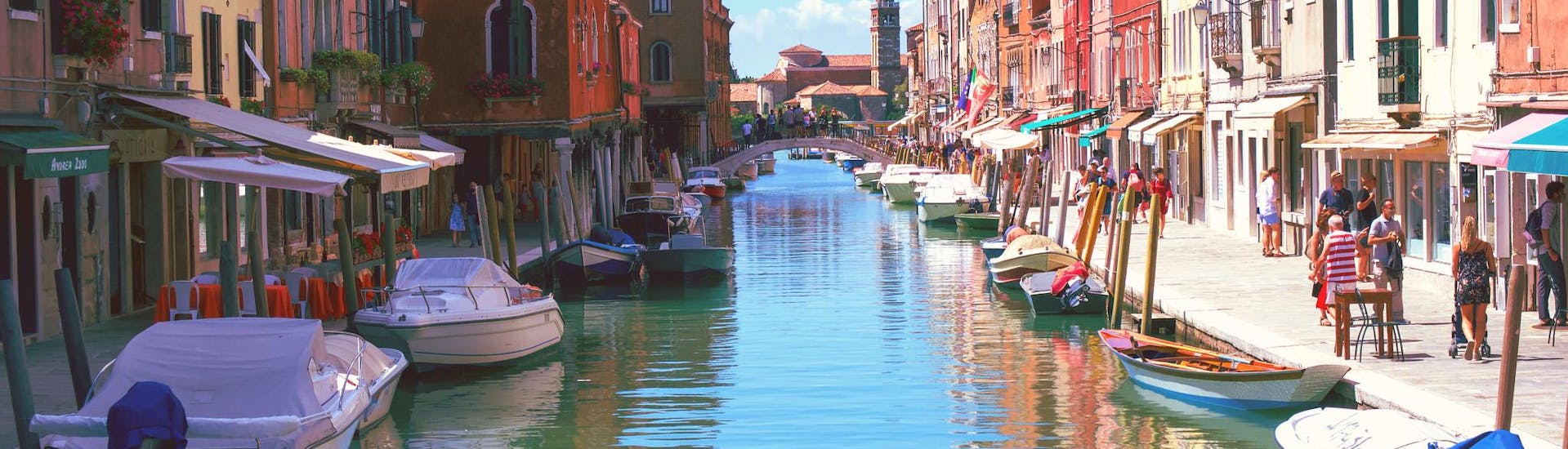 Barcos en el canal de Murano durante un paseo en barco a Murano.